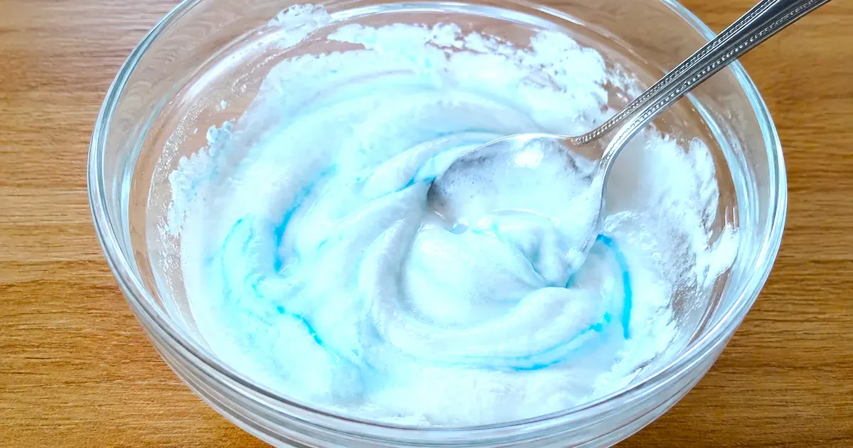 De eenvoudige hack voor streeploze glazen oppervlakken: bakingsoda en tandpasta