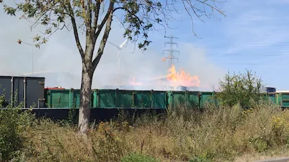 De feloranje vlammen zijn van veraf al te zien.