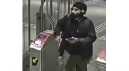 Man gezocht voor verkrachting in de bosjes nabij metrostation Strandvliet in Amsterdam op 27 juli 2025