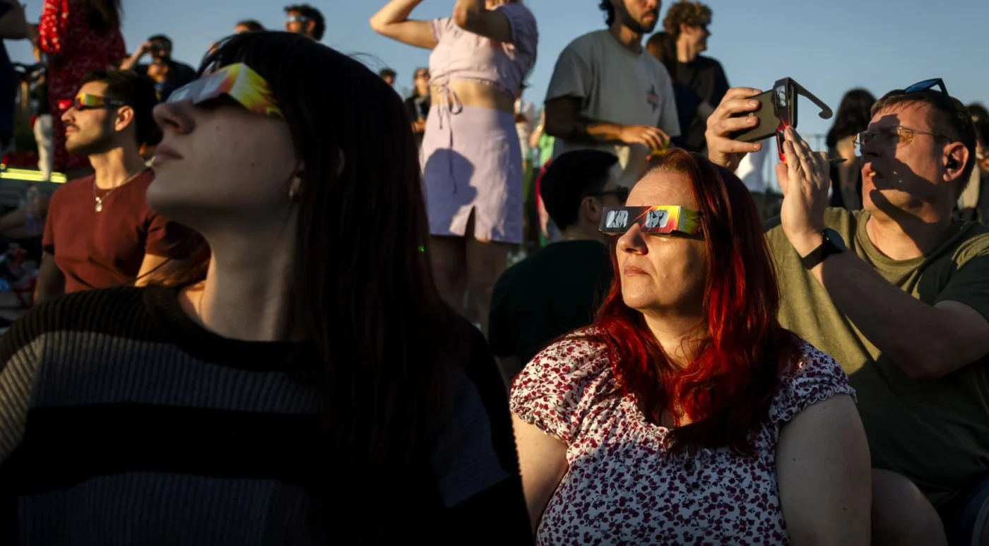 Nederland kijkt massaal naar zonsverduistering: van creatieve kijkers tot aanzoek op het strand