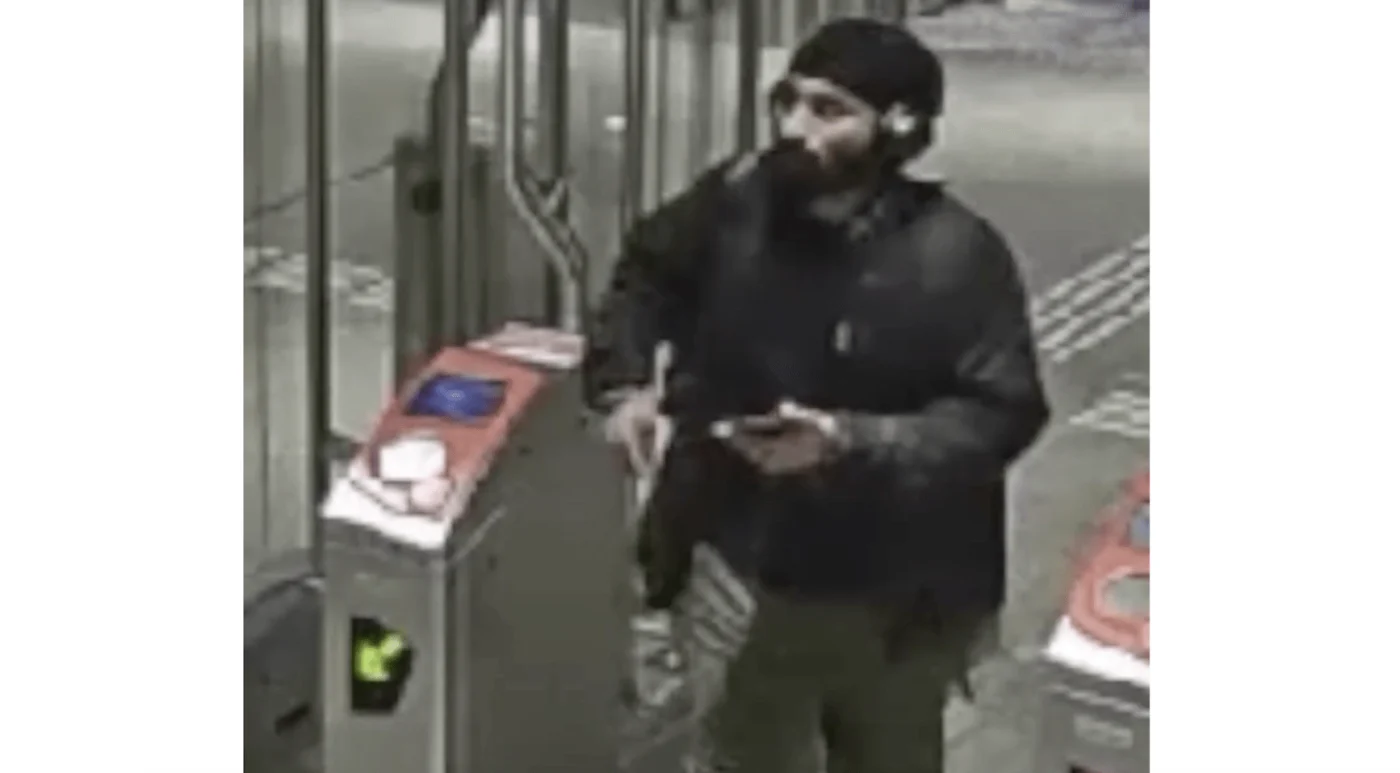 Politie deelt beelden van verdachte na verkrachting bij metrostation Strandvliet