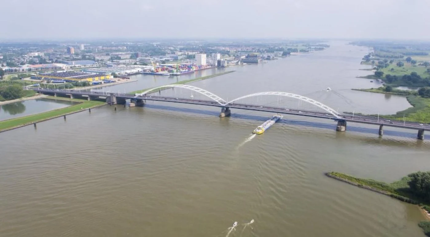 Politie voert harde handhaving in: vrachtwagenverbod Merwedebrug wordt massaal genegeerd