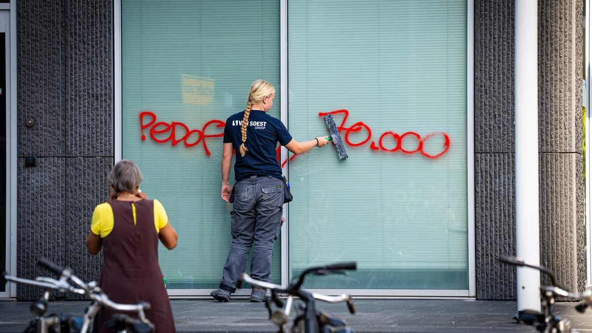 Rechtbank Rotterdam en andere overheidsgebouwen beklad met rode verf