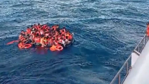 Reddingswerkers naderen een brandende veerboot voor de kust van Lombok.