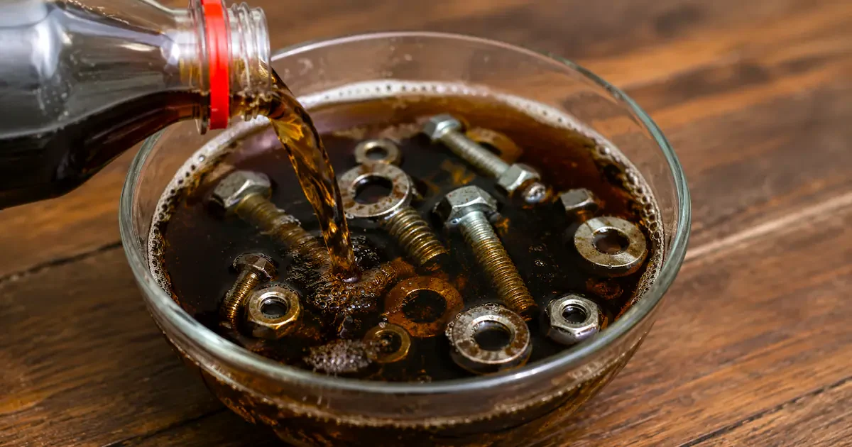 Roestige bouten en moeren? Dit eenvoudige trucje met cola werkt echt